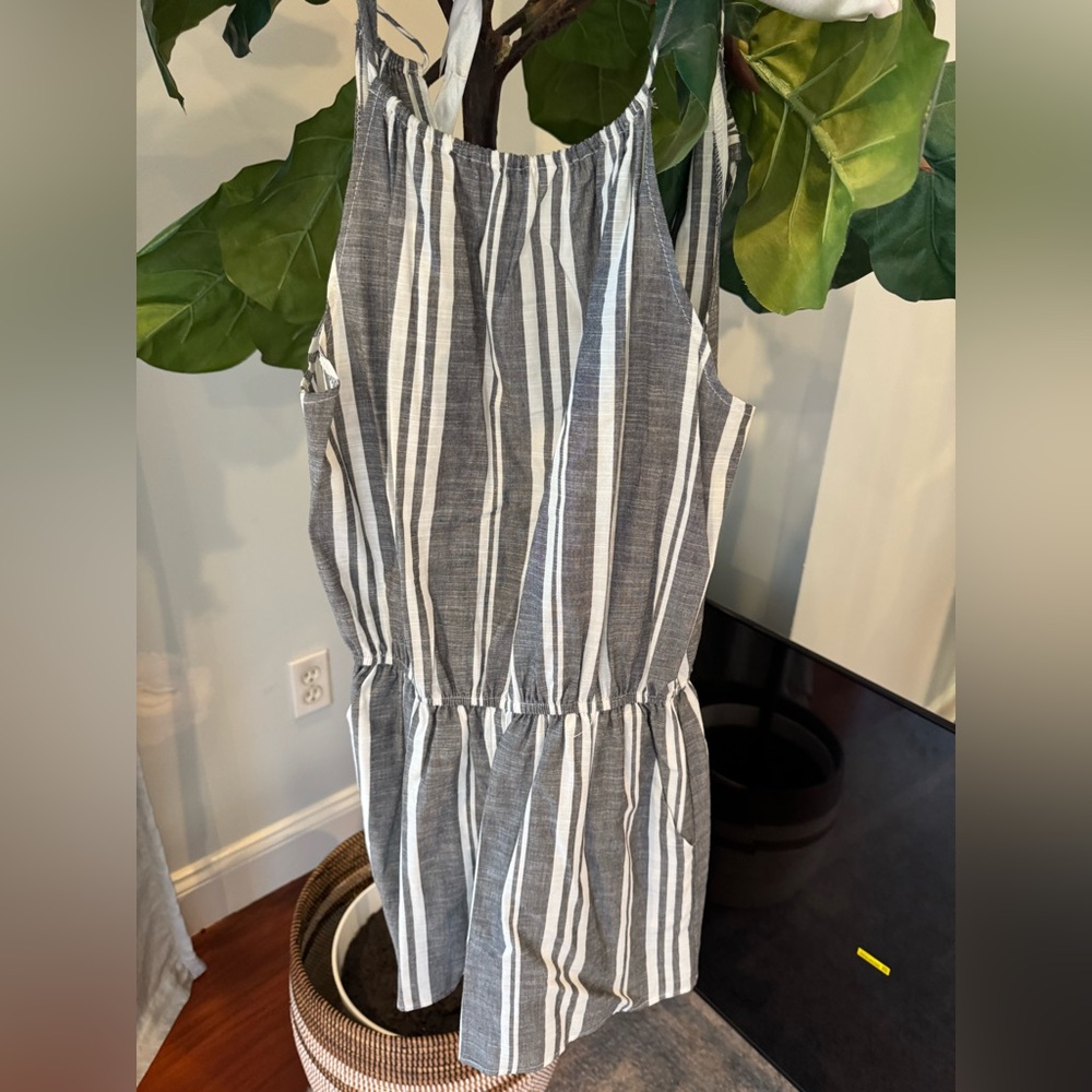 Aqua Brand from Bloomingdale’s Gray and White Romper Size Medium